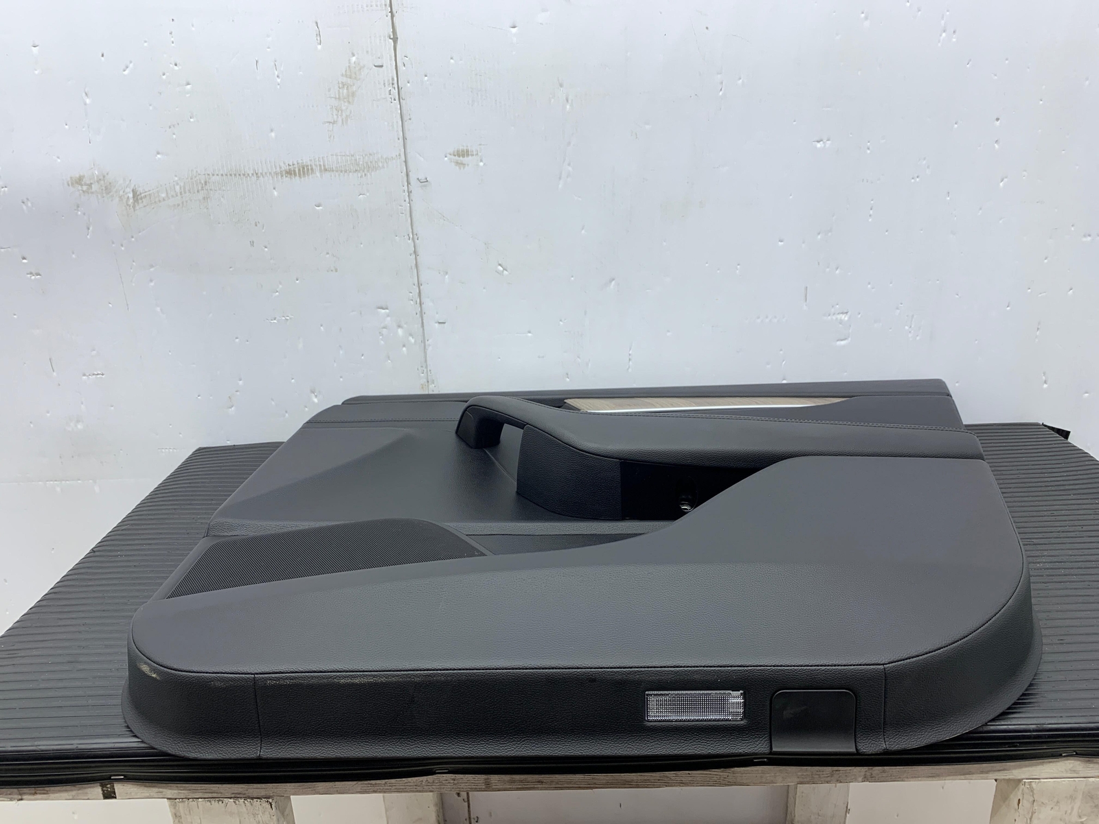 2017 - 2020 MASERATI LEVANTE OEM FRONT RIGHT DOOR TRIM PANEL | BLACK LEATHER