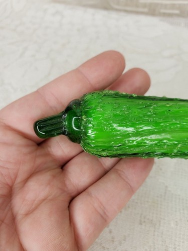 Vidrio Artístico Texturizado Verde Vegetal Calabacín, Okra, Pepino 9 1/2" Largo - Imagen 2 de 7