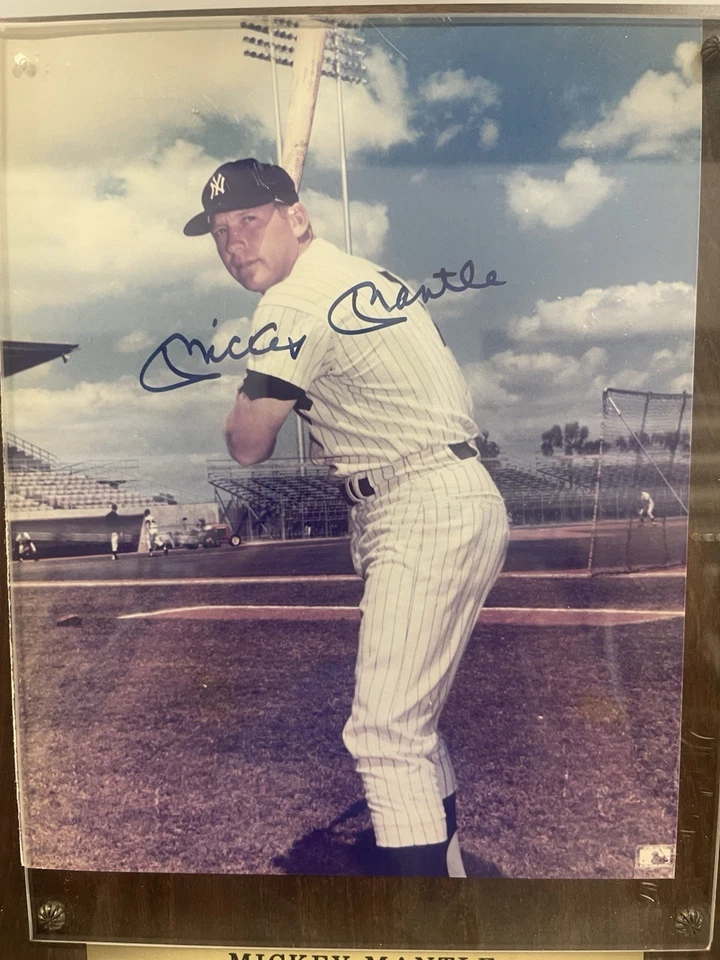 Jugador de béisbol de los Yankees de Nueva York Mickey Mantle. Plaga de madera con firma Foto 3 de 4