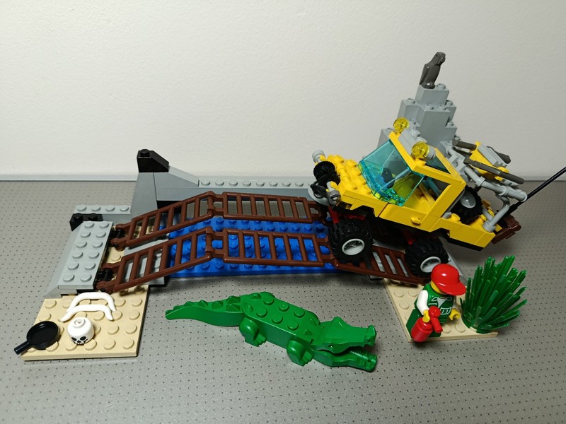 Lego Town Outback Set 6490 Amazon Crossing. Nice Condition.