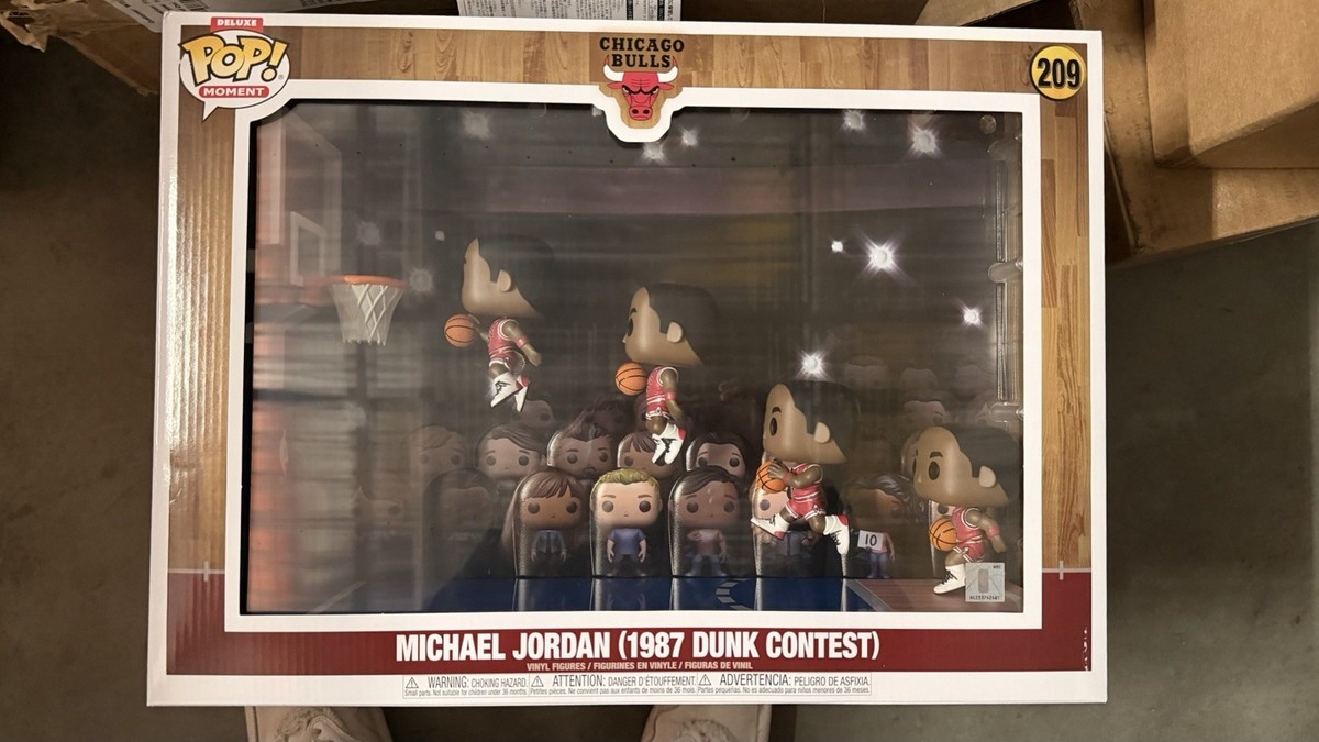 Funko Pop! Moments Deluxe with Case: Michael Jordan (1987 Dunk