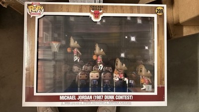 Funko Pop! Moments Deluxe with Case: Michael Jordan (1987 Dunk