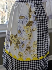 KITCHEN APRON w/Pocket /VTG IRISH LINEN tbc w/BLUE-YELLOW flowers/Black Gingham