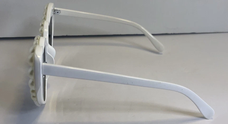 Óculos de sol feminino coração branco perolado coração. Lentes pretas - Imagem 4 de 4