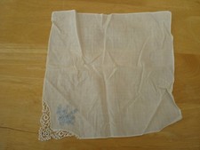VINTAGE WEISSES BAUMWOLLTASCHENTUCH BLAU BLUMEN HANDSTICKEREI CA. 9" VIERKANT
