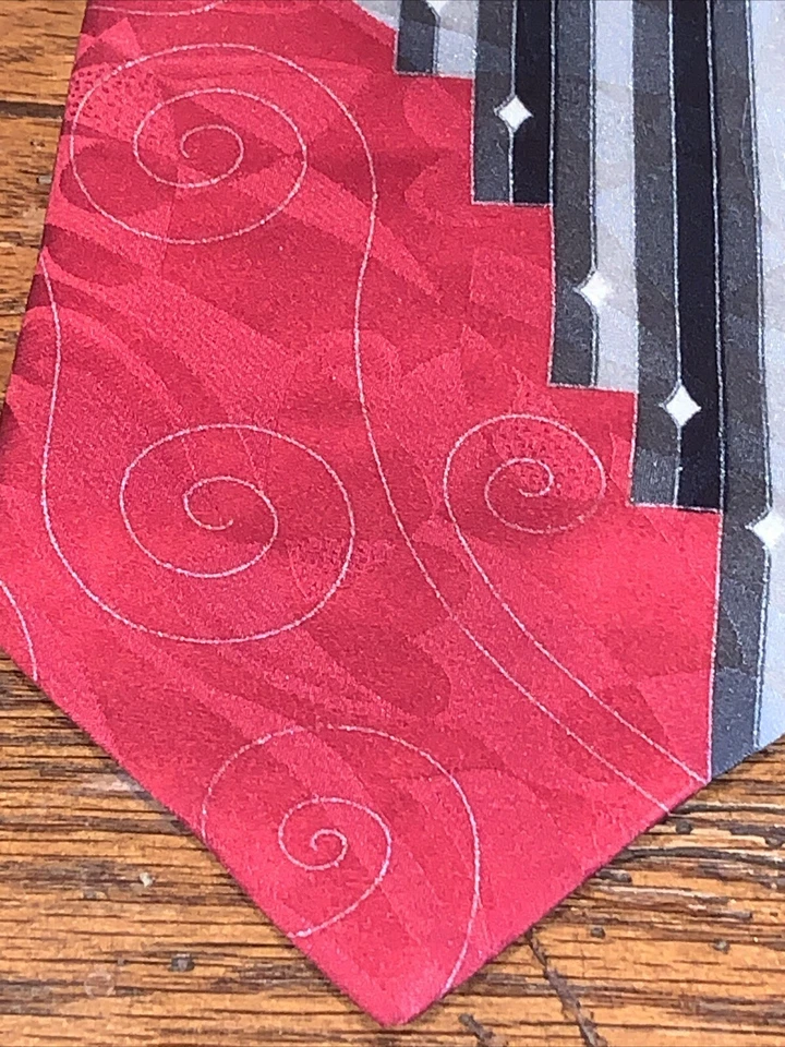 Gravata de seda masculina italiana Gianfranco Ruffini padrão abstrato vermelha, cinza 56 pol. de comprimento - Imagem 4 de 4