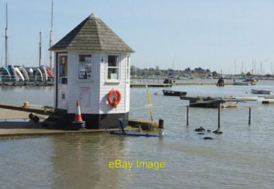 Foto 6x4 Brightlingsea Hard Die Holzhütte fast umgeben von Wasser um 2018