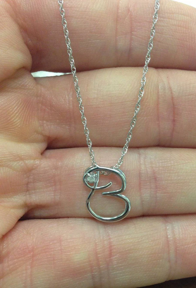 Colgante inicial diamante oro blanco 10K Foto 2 de 4