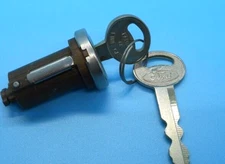 1980-1991 Ford Bronco Manual Tailgate Lock  cylinder with 2 keys