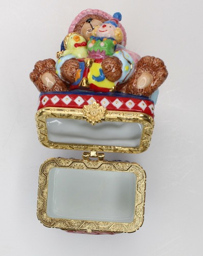 Teddybär mit ihrem Spielzeug Porzellan aufklappbare Schmuckschatulle handbemalt Spielzeugkiste - Bild 10 von 12