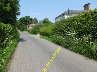 Foto 12x8 Burwash Place Dies ist Spring Lane kurz nach der Überquerung von Sellars B c2016