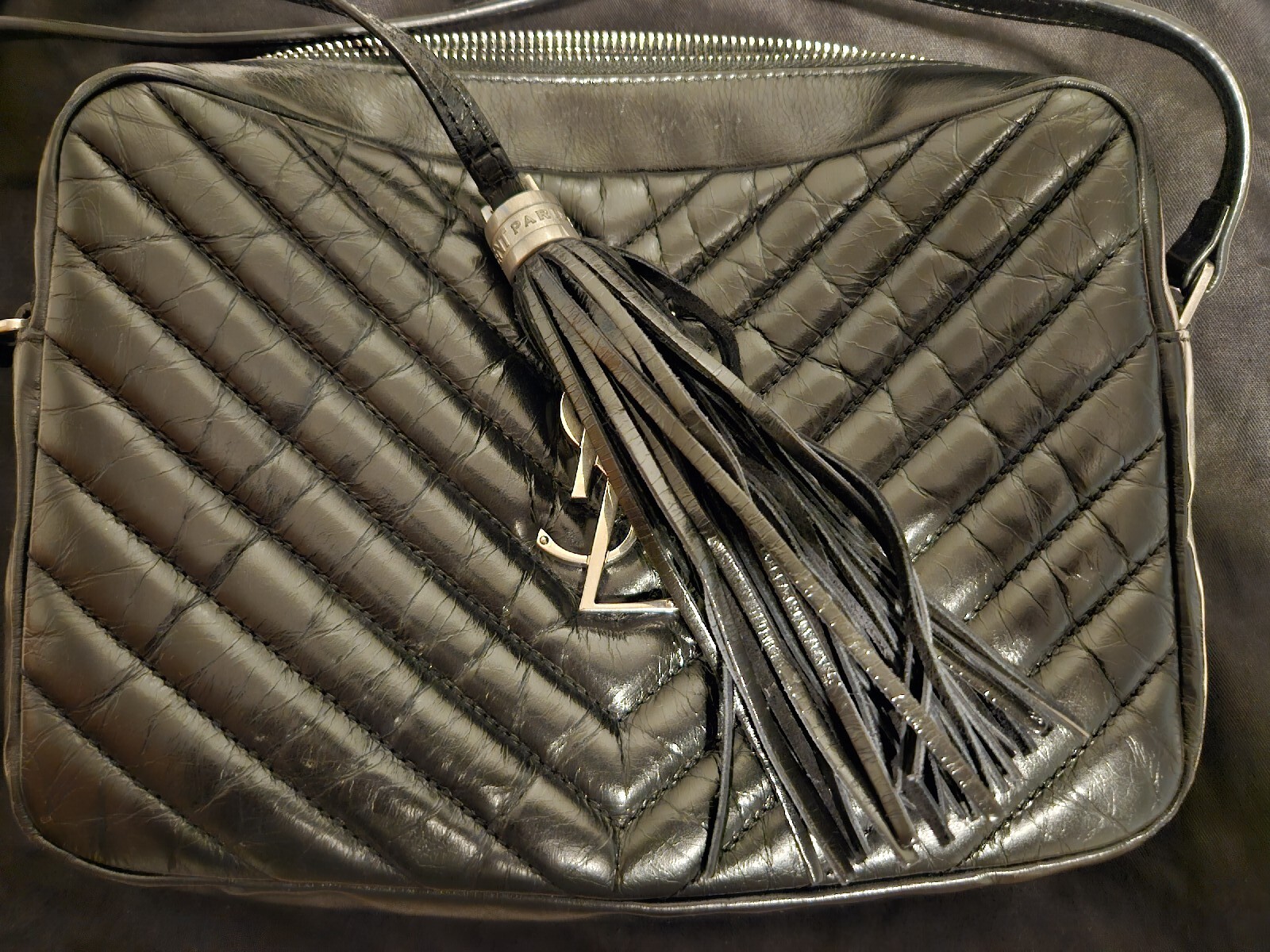 A tracolla Saint Laurent Lou argento ferramenta pelle nera