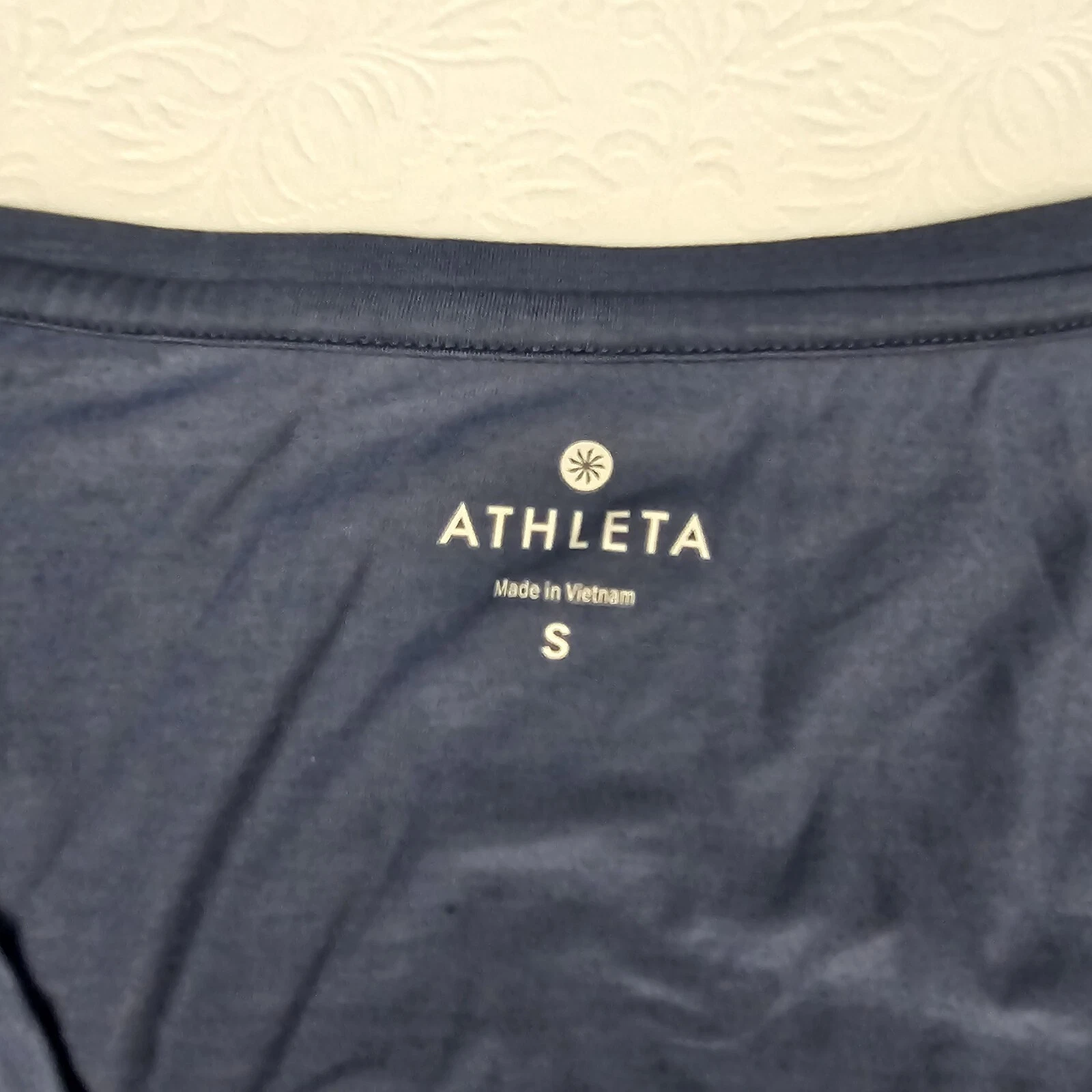 athleta pullover criss-cross back scoop neck shirt