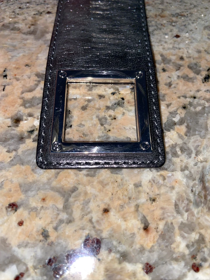 Pulsera Michael Kors ancha de cuero TurnLock, piedra grande. Foto 4 de 4