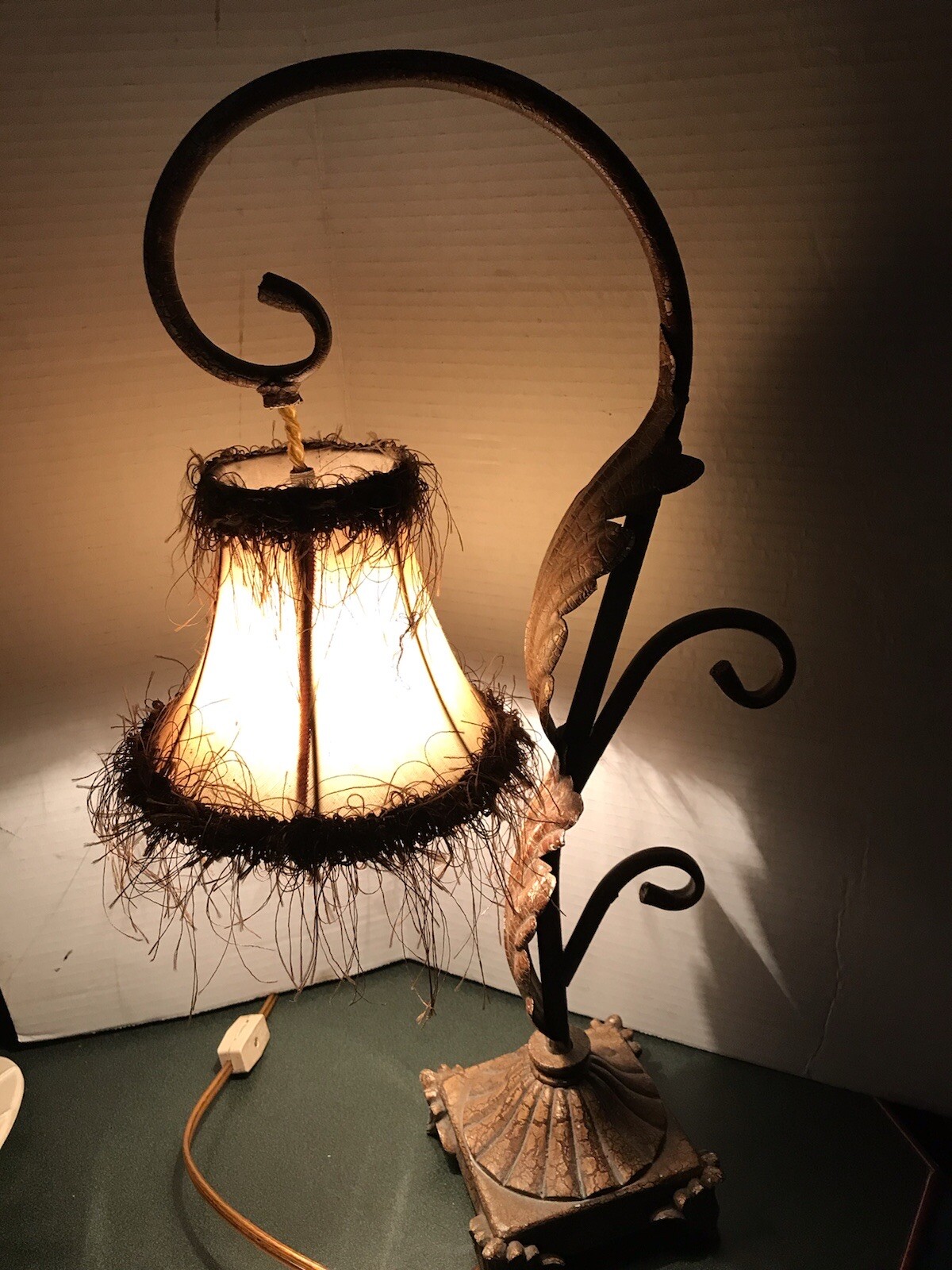 Elegant Antique Table Lamp with Fringe Design | Vintage Nightlight Style-image