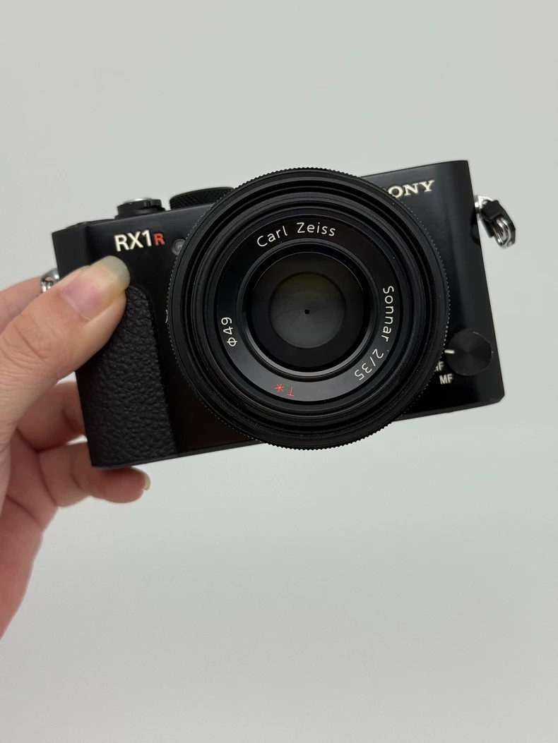 Sony Cyber-shot DSC-RX1R 24.3MP Full Frame Digital Camera Zeiss lens