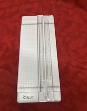 CRICUT PORTABLE TRIMMER 13" - EXC CONDITION k46