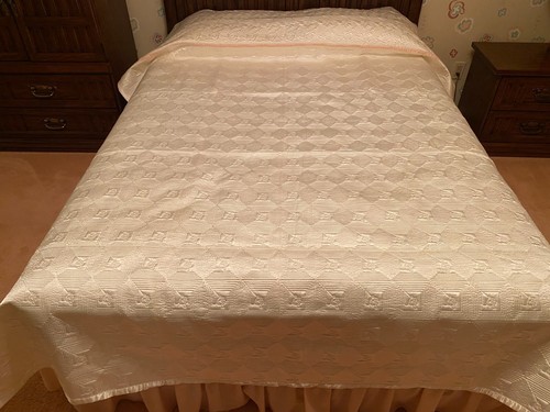 New Vintage Ivory/Cream Color Quilted Satin Floral Pattern Bedspread - Picture 17 of 23