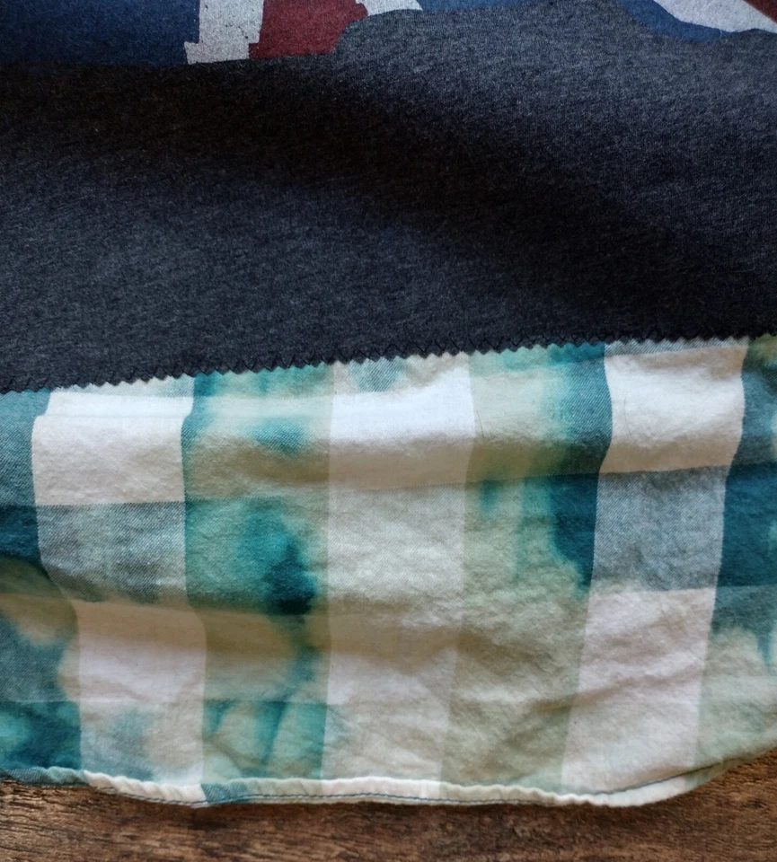 Pistolas sexuales vintage blanqueadas recicladas talla pequeña franela gráfica para mujer  Foto 3 de 4