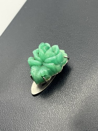 Clip abito vintage verde intagliato fiore rosa a forma di pietra tono argento antico - Foto 3 di 17