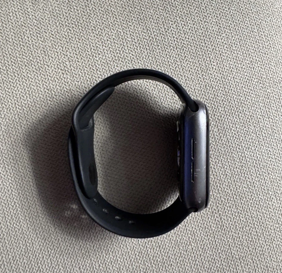 Apple Watch Series 4 44mm Cassa Allumina Grigia Siderale, Cinturino Sport Nero, - Immagine 2 di 4