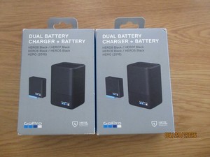 2xGoPro Dual Battery Chargers + 1 battery (HERO8/7/6/5) Official GoPro Accessory