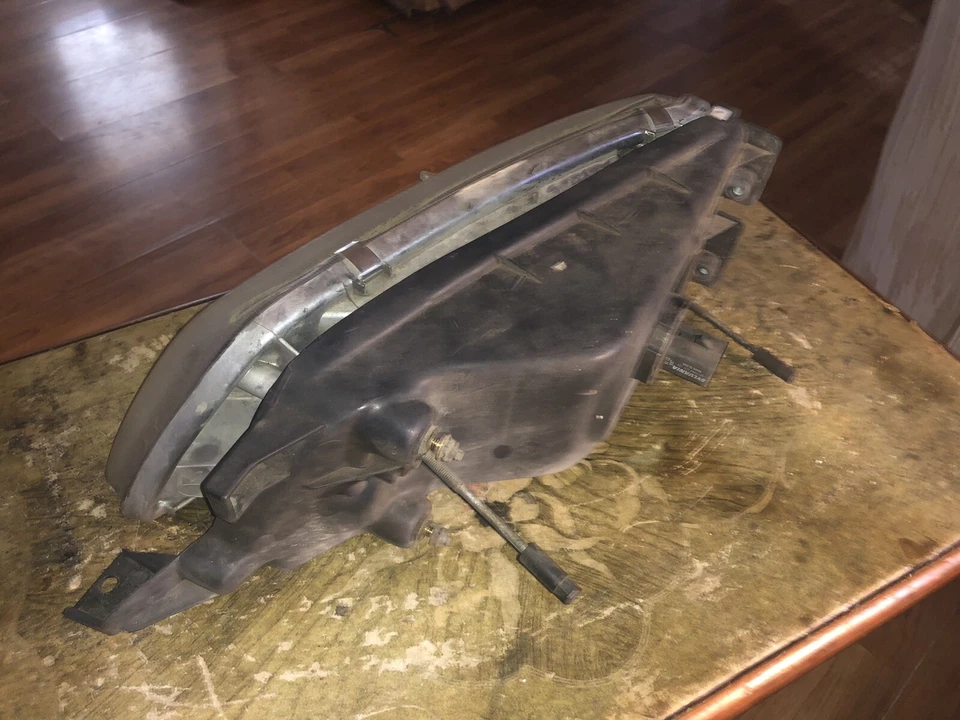 1997 年日产 Maxima 乘客侧灯总成 — 第 3/4 张图片