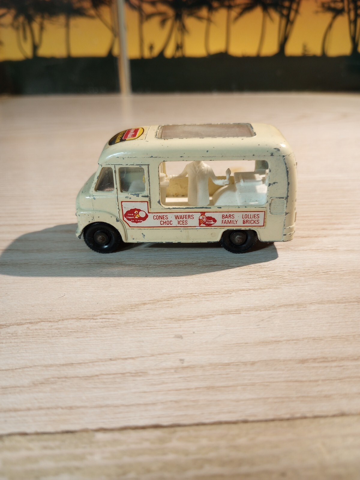 VINTAGE MATCHBOX LESNEY DIECAST NO. 47 COMMER ICE CREAM CANTEEN MADE IN