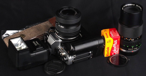 Lot Olympus OM10 + 3 Objectifs + Winder 2 + 2 Flashs - Pour Pièces Ou Réparation