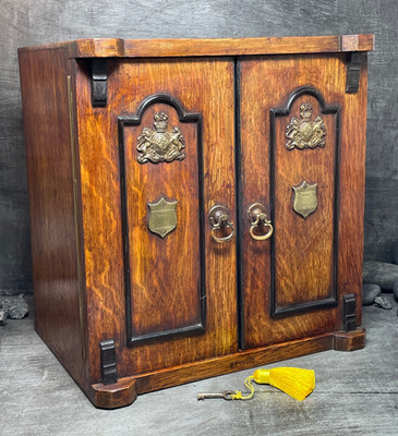 Antiker Tischschrank Eiche mit Schlüssel Sammler Aufbewahrungsbox Royal Connection