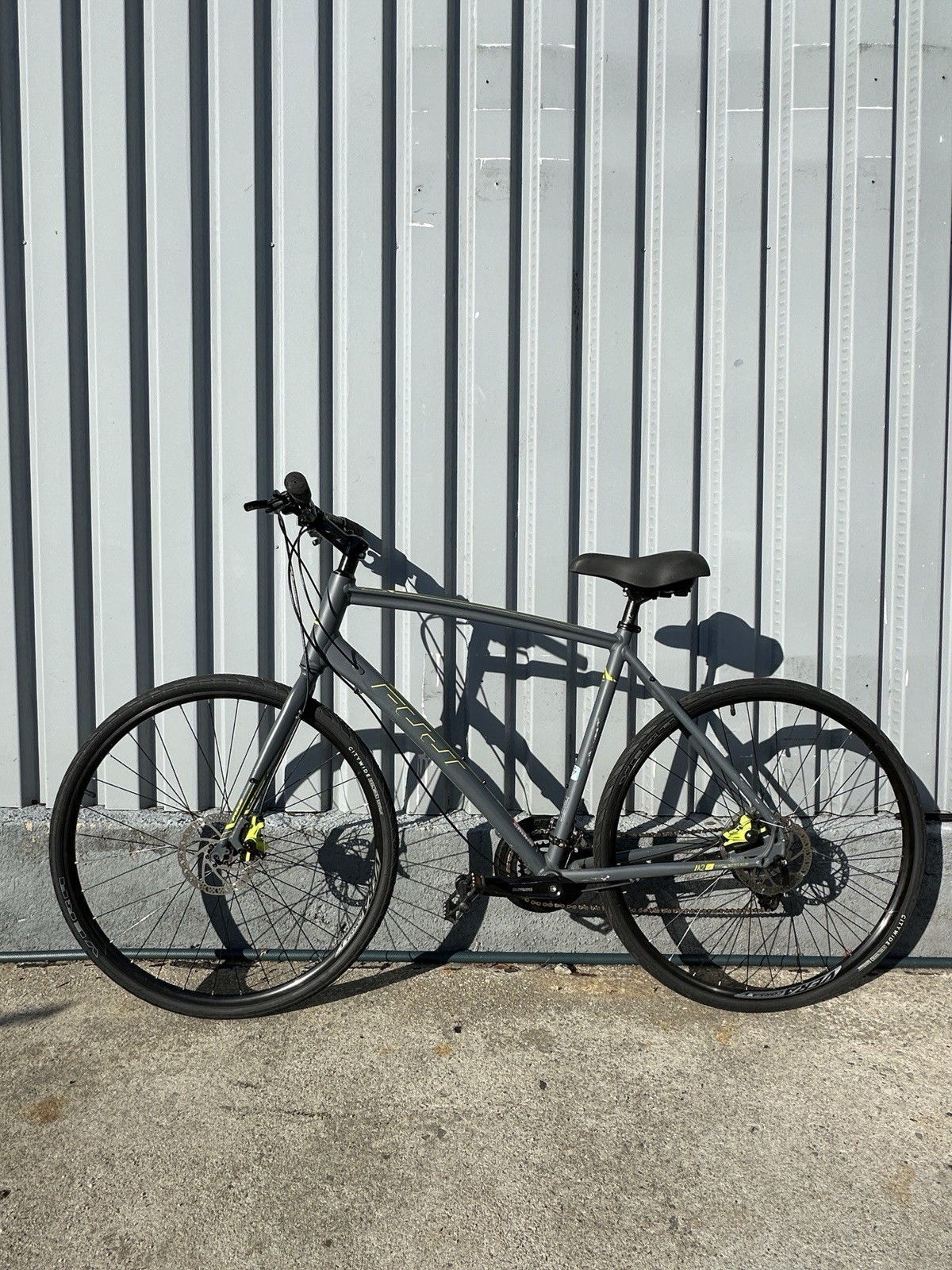 Trek Hybrid Fitness Bike &ndash; Disc Brakes, Shimano 21 Speed, Great City Commuter