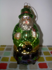 IRISH SANTA SITTING ON POT OF GOLD GLASS CHRISTMAS ORNAMENT-NIB