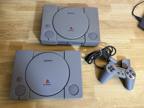 2 Stück Sony PlayStation 1 PS1 Konsolen nur für Teile Reparatur wie abgebildet ungetestet