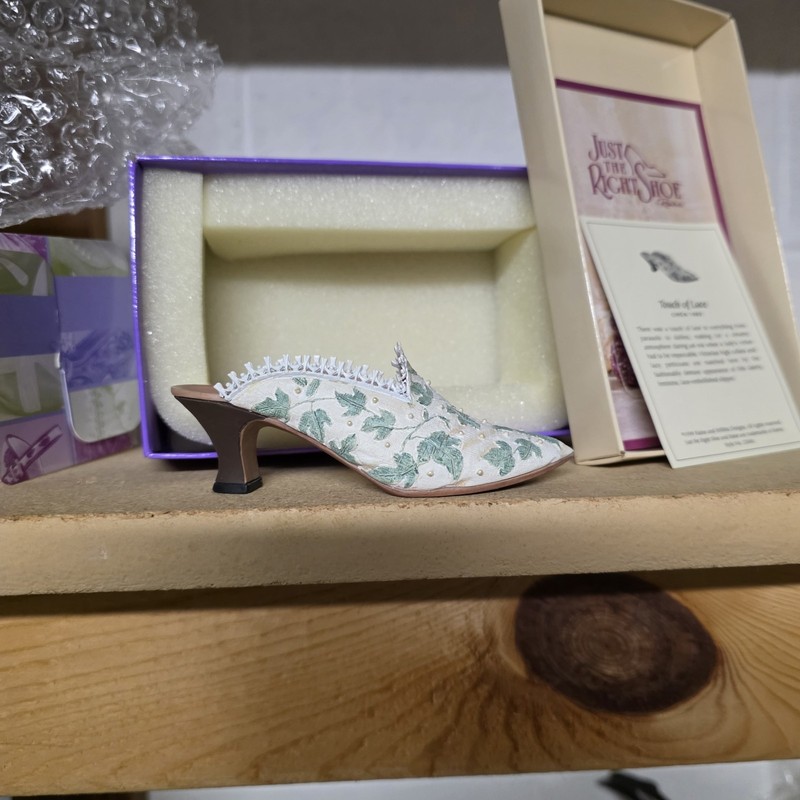 NIB  JUST THE RIGHT SHOE RAINE TOUCH OF LACE SLIPPER  JUST THE RIGHT CLUB