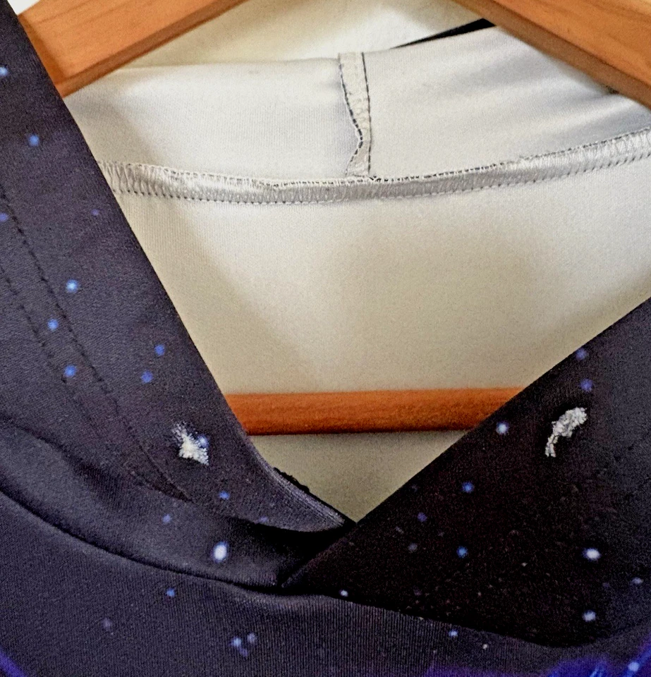 Moletom com capuz Cosmic Wolf azul rosa roxo azul tamanho pequeno bolsos com capuz - Imagem 4 de 4