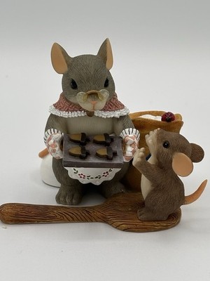 Charming Tails Mouse Figurine Resin Hand Painted Boxed Animals Collection