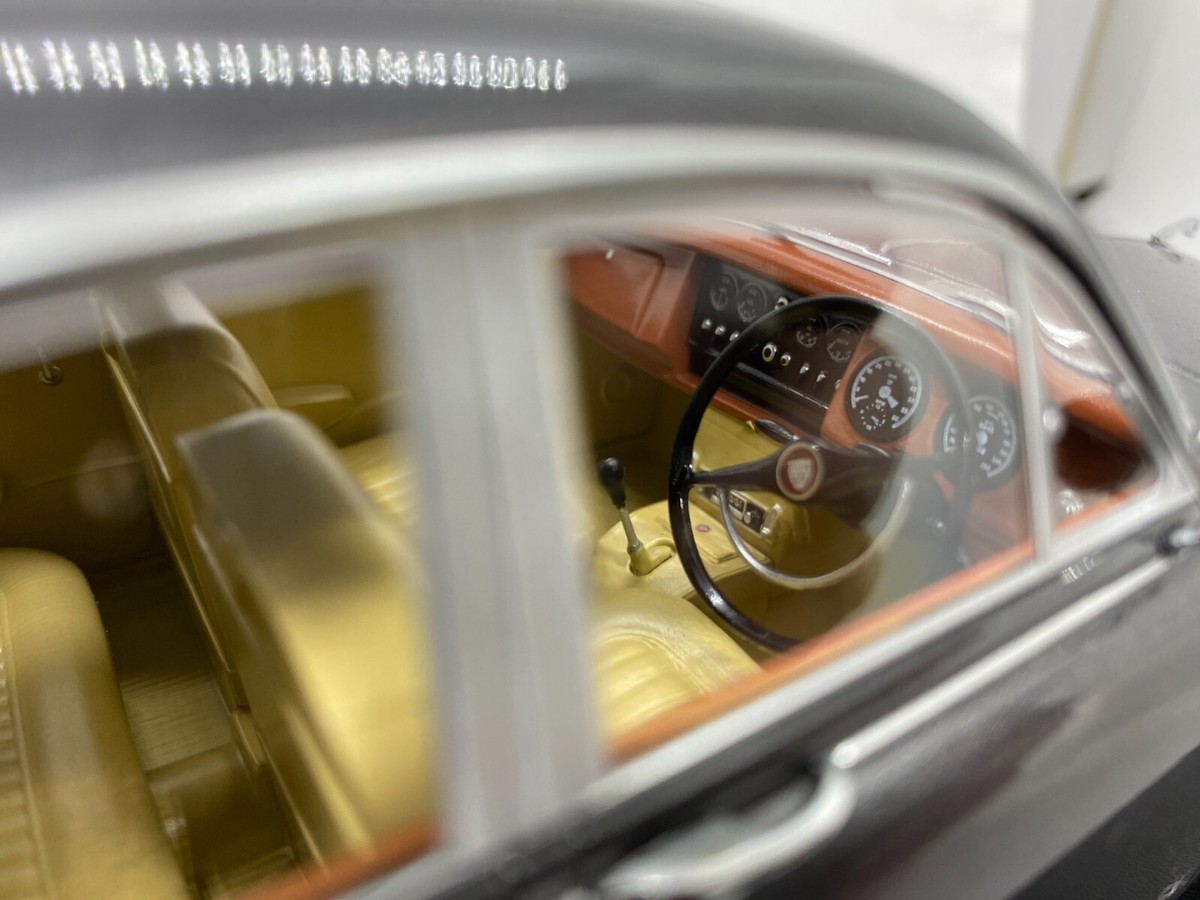 Jaguar MK II 3,8 RHD Gris foncé de 1959 au 1/18 de KK-Scale