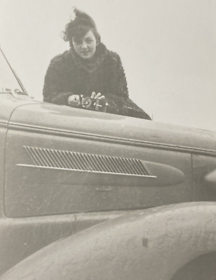 1940s Pretty Cute Girl Leaning on Car Hood w/ Camera La Crosse WI Photo P18g7