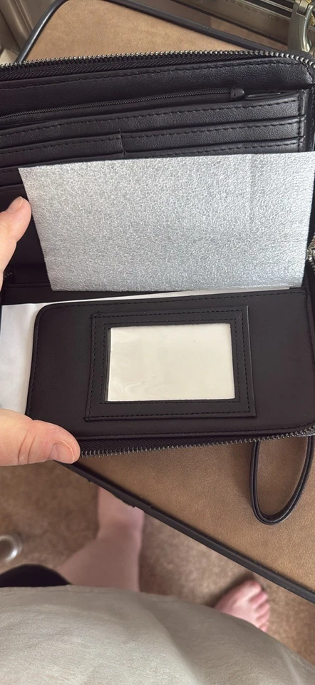 Betsey Johnson Calavera Botas Vaqueras Guitarra Billetera Cremallera Alrededor Muñequera Bolso sin asas negro Foto 4 de 4