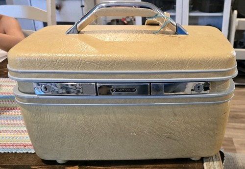 Vintage Samsonite Silhouette Makeup Case - Used - White/Cream Color With Key