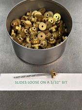 QTY 1 TRADESHIP 64 PITCH BRASS PINION GEAR 26 TEETH TOOTH SLOT CAR 3/32” BORE