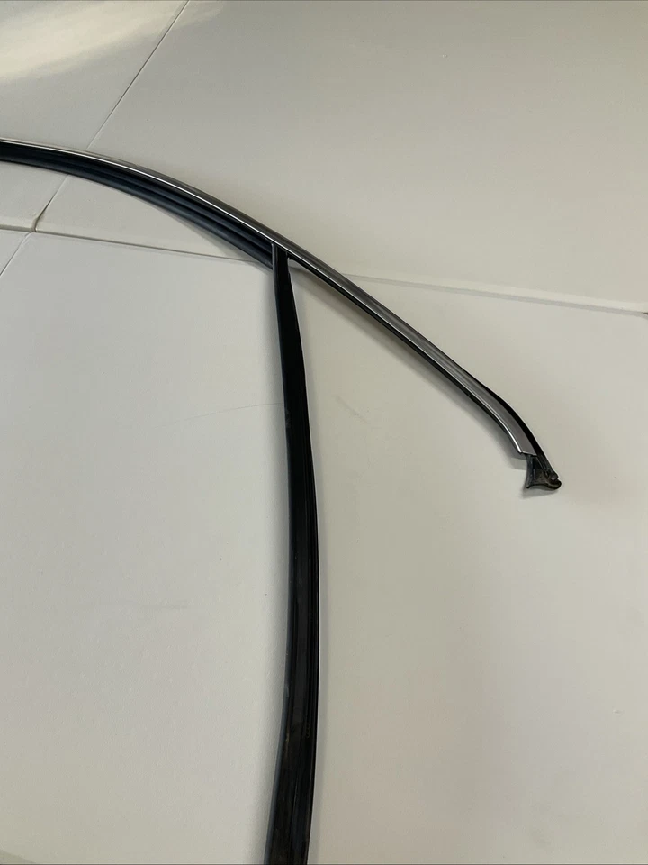 2017-2023 Audi Q7 Front Right Door Window Glass Channel / Seal OEM (4M0837432) - Image 3 of 4