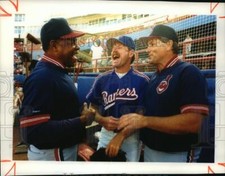 1992 Press Photo Mike Hargrve, Toby Harrah, Davey Nelson joke together