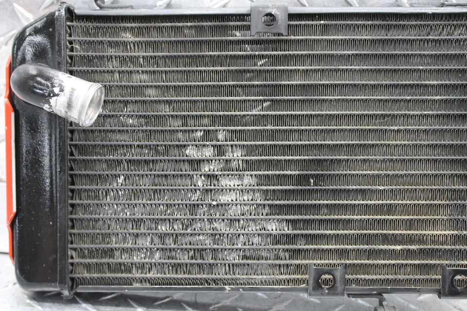 Radiador delantero Suzuki SV650 1999 Foto 3 de 4