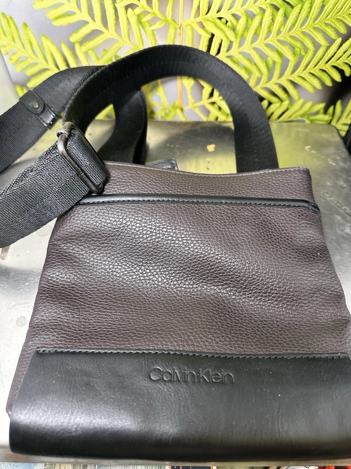 Bolso Bandolera Calvin Klein Para Hombre Marrón Guijarro Imitación Cuero con Ajustable Foto 4 de 4