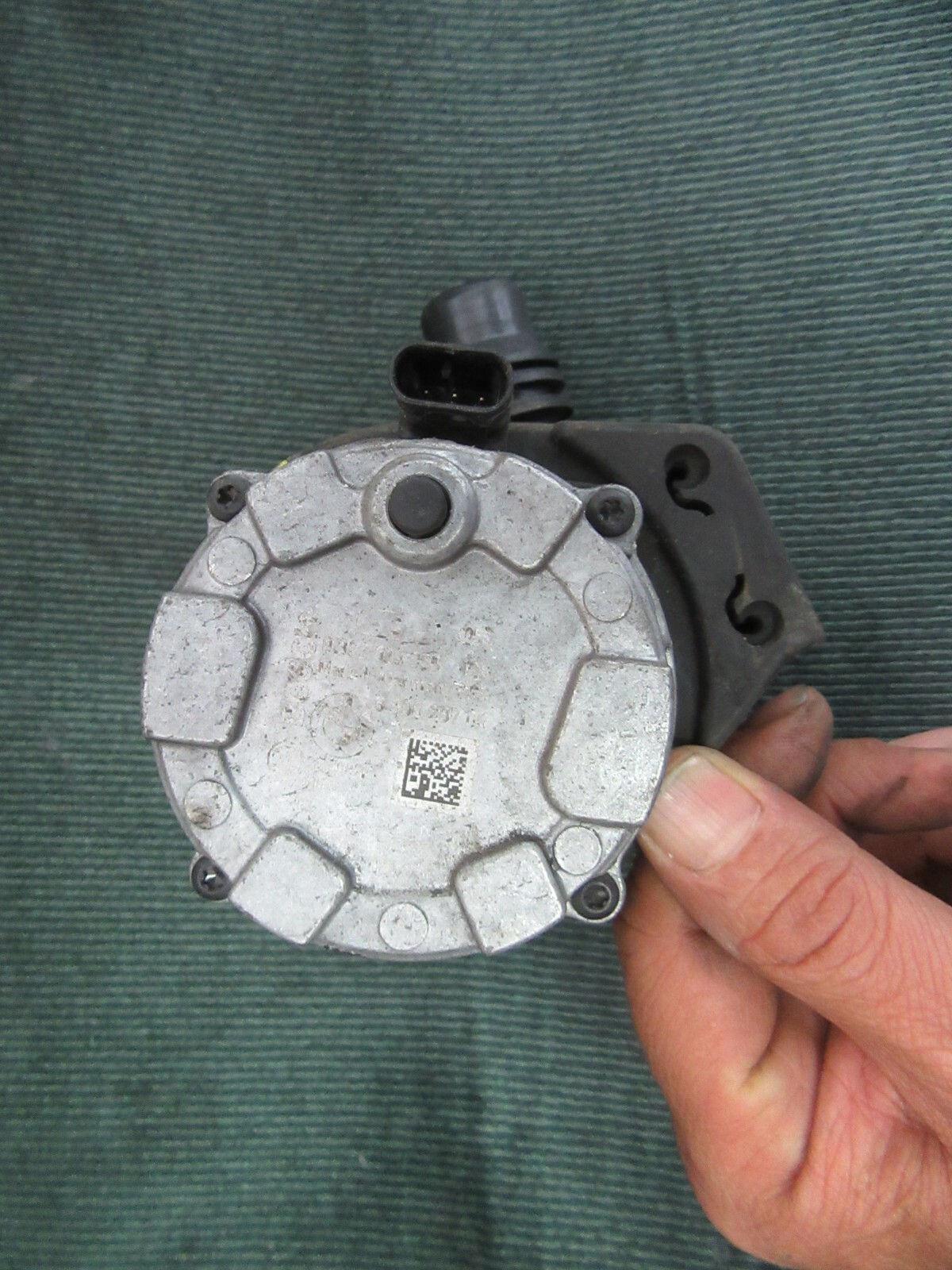 2015 BMW i8 Coupe OEM AUXILIARY ELECTRIC COOLANT PUMP 0392024051 11518600442