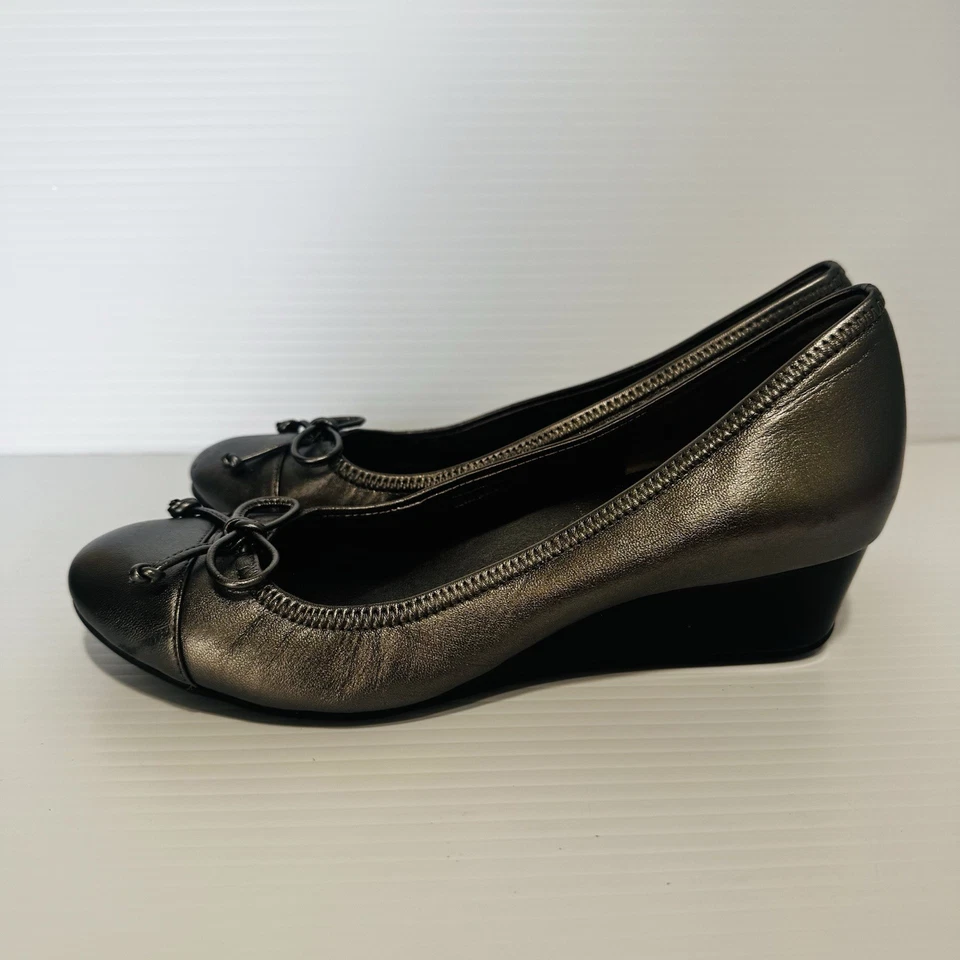 Tacones de cuña plateados con puntera de charol Cole Haan Milly talla 6 Foto 3 de 4