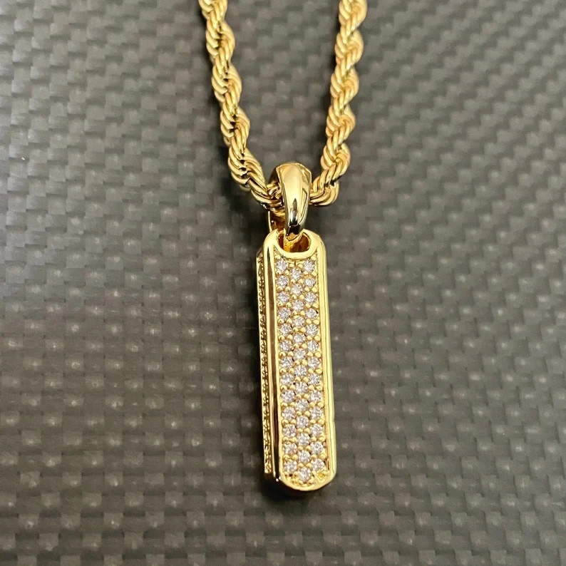 Hombres Pavé Diamante Vertical Barra Colgante 18K Oro Amarillo Sobre 24" Cadena