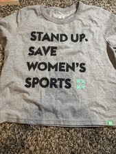 Stand Up. Camiseta gráfica Save Women’s Sports” – Talla M (21x19) – Marca XY