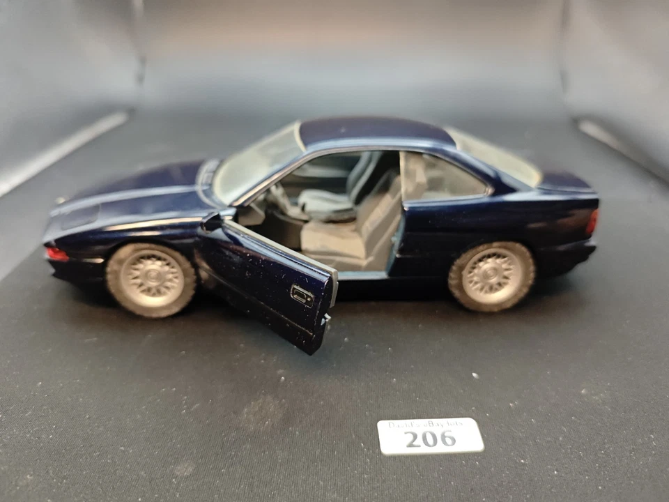 Genuine BMW dealer Schabak 1:24 die cast - BMW 850i - Dark Metallic Blue (206) - Image 3 of 4